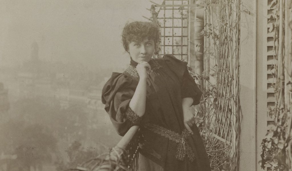 Portrait de l'écrivaine libertaire et féministe Caroline Rémy dite Séverine (1855-1929), sur son balcon.